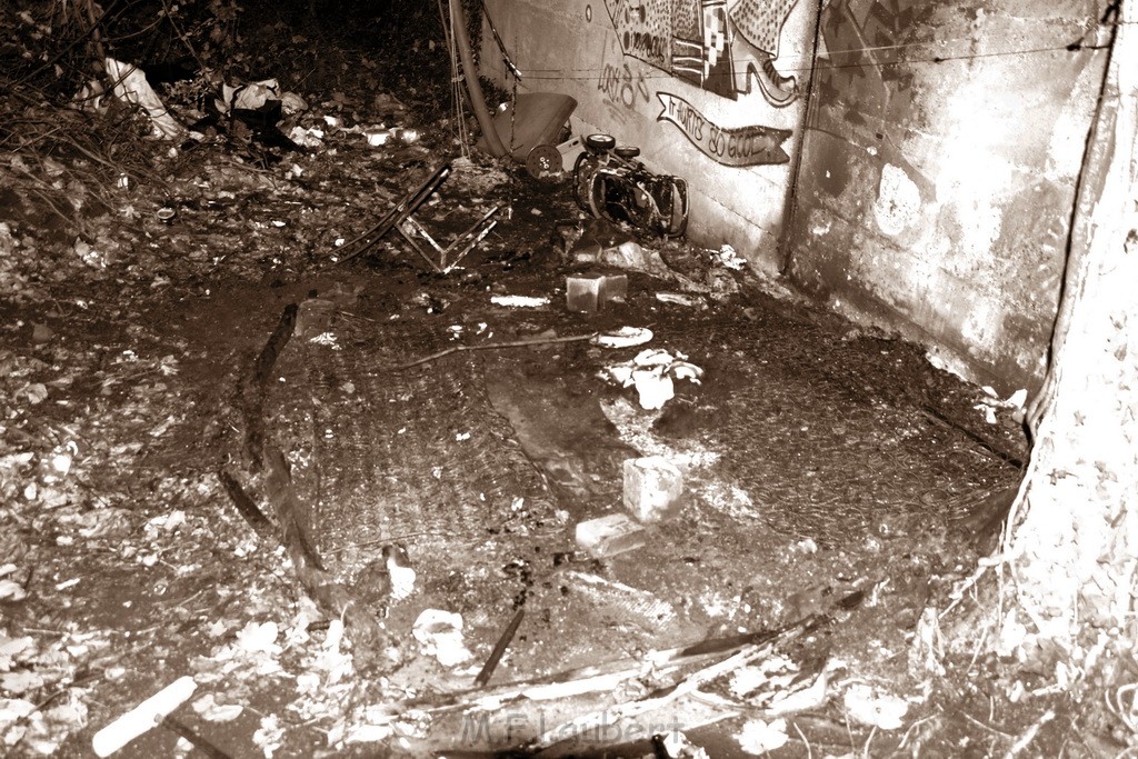 Feuer Matratze wo ein Obachloser drauf geschlafen hat Koeln Muelheim Steegerstr P23.JPG - Miklos Laubert